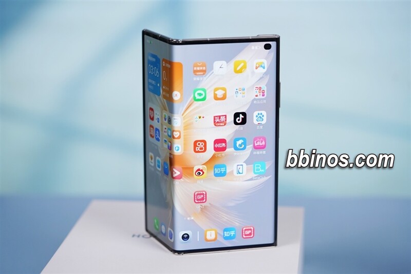 2023112812 荣耀v Purse：重新定义折叠屏手机的时尚与轻薄