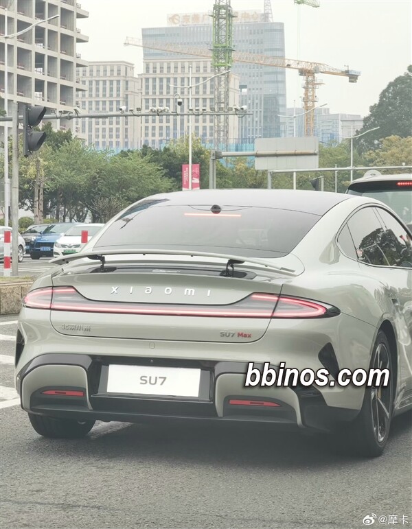 2023121912 小米汽车su7 Max亮相街头，运动风格引发关注
